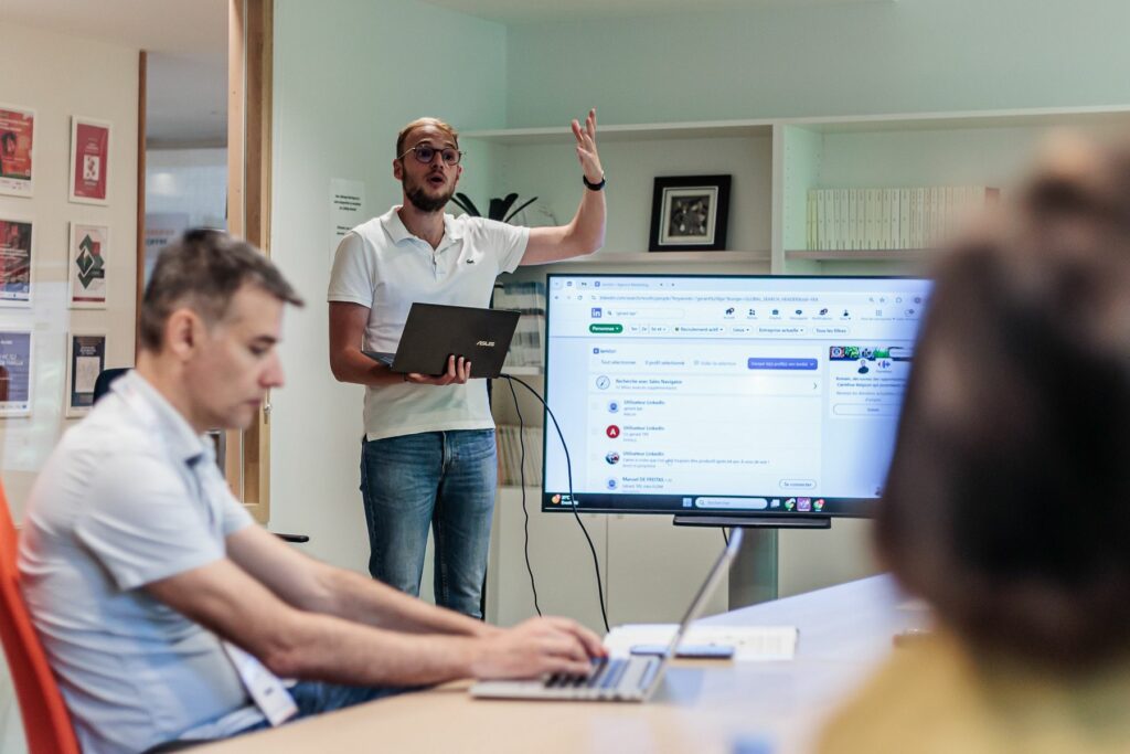 Formateur LinkedIn, IA et Canva sur-mesure